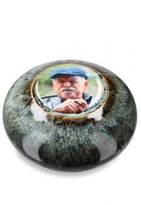 Urne funéraire personnalisable avec un médaillon photo de différentes couleurs