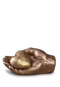 Petite urne funéraire en céramique 'Coeur et main'